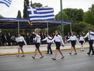 Θρασεία η Σκοπιανή υπουργός Άμυνας: «Οι Ελληνες δεν μπορούν να τραγουδούν το 